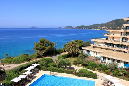 Téléchargez les photos : 28 mai 2023 - Ajaccio, Corse en France : Bain de soleil dans un hôtel de la ville - en image libre de droit