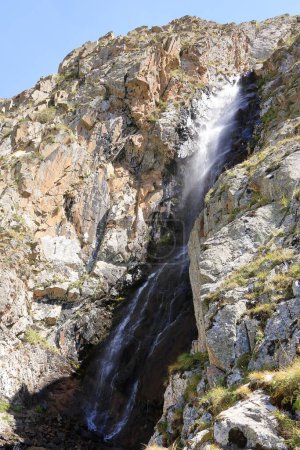 Foto de Una cascada en el Parque Nacional Ala Archa en verano, Kirguistán en Asia Central - Imagen libre de derechos