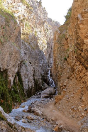 Foto de Río al pie de la cascada cerca de Arslanbob, Kirguistán, Asia Central - Imagen libre de derechos