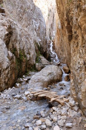 Foto de Río al pie de la cascada cerca de Arslanbob, Kirguistán, Asia Central - Imagen libre de derechos