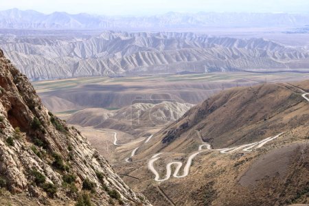 Foto de Vista desde el paso de Kara Koo Ashuu en Kirguistán cerca de Kazarman - Imagen libre de derechos