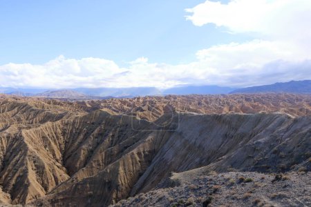 Foto de Las formaciones rocosas en el lago Issyk Kul en Aksai, Aksay, Kirguistán - Imagen libre de derechos