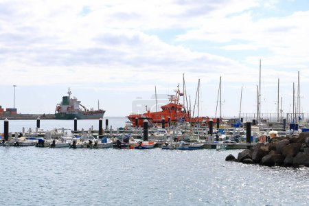 Téléchargez les photos : 24 novembre 2023 - Puerto del Rosario, Fuerteventura, Îles Canaries, Espagne en Europe : un navire de recherche et de sauvetage mouillé dans le port - en image libre de droit