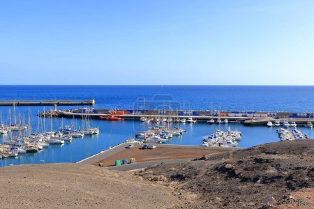 Téléchargez les photos : 24 novembre 2023 - Gran Tarajal, Fuerteventura, Îles Canaries, Espagne en Europe : un navire de recherche et de sauvetage mouillé dans le port - en image libre de droit
