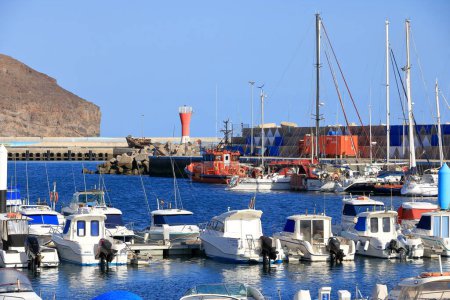 Téléchargez les photos : 24 novembre 2023 - Gran Tarajal, Fuerteventura, Îles Canaries, Espagne en Europe : un navire de recherche et de sauvetage mouillé dans le port - en image libre de droit