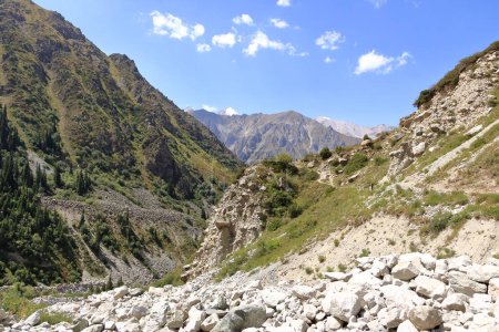Foto de 19 de agosto de 2023 - Parque Nacional Ala Archa, Kirguistán en Asia Central: la gente disfruta del senderismo en el Parque Nacional Ala Archa en verano - Imagen libre de derechos