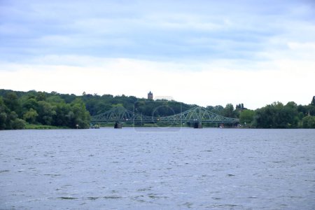 Téléchargez les photos : 31 juillet 2023 - Potsdam, Berlin, Brandebourg en Allemagne : le pont Glienicke relie Berlin-Ouest à l'Allemagne de l'Est par une journée nuageuse - en image libre de droit