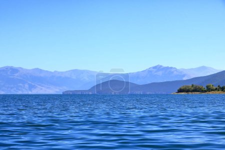 Téléchargez les photos : Été sur le lac Prespa en Albanie - en image libre de droit