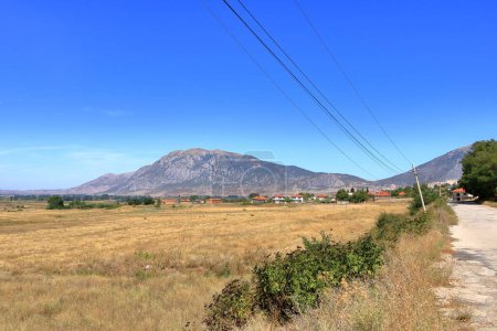 Téléchargez les photos : Le paysage montagneux près du parc national de Prespa en Albanie - en image libre de droit