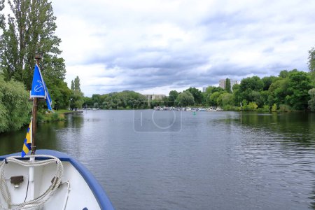 Téléchargez les photos : 31 juillet 2023 - Potsdam, Brandebourg en Allemagne : Excursion en bateau au-dessus de Tiefer Voir à Berliner Vorstadt, un quartier de Potsdam par une journée nuageuse - en image libre de droit