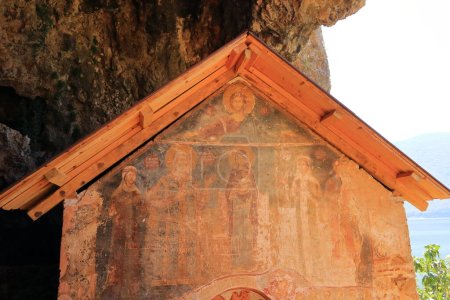 Téléchargez les photos : L "Église de l" île de Maligrad (albania) au lac prespa - en image libre de droit