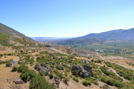 Téléchargez les photos : Le paysage montagneux près du parc national de Prespa en Albanie - en image libre de droit