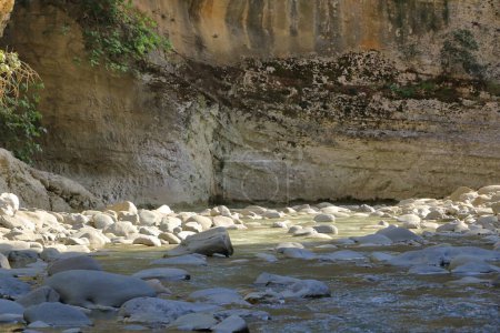 Le magnifique canyon de Lengarica dans le parc national de Hotova, Permet en Albanie