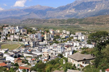Blick auf Wohnhäuser in Gjirokastra in Albanien