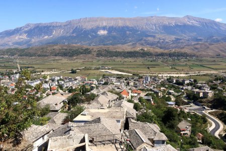 atemberaubende Aussicht über die Gjirokastra und das Tal des Flusses Drino und die umliegenden Berge