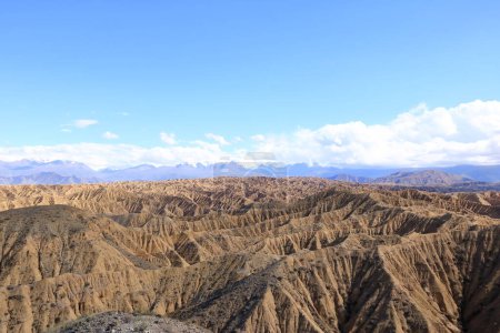 Foto de Las formaciones rocosas en el lago Issyk Kul en Aksai, Aksay, Kirguistán - Imagen libre de derechos