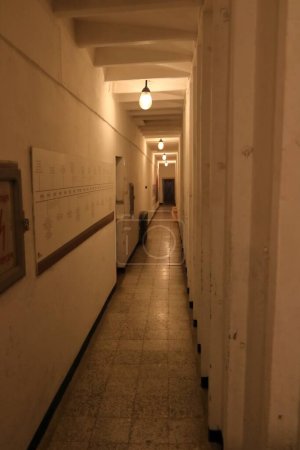 Foto de 09 de septiembre 2023 Tirana en Albania: búnker nuclear transformado en museo de historia. Túnel oscuro y desagradable - Imagen libre de derechos