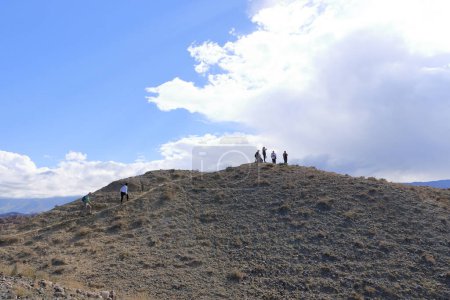 Foto de 26 de agosto de 2023 - Ak Say, Región de Issyk-Kul en Kirguistán: la gente disfruta de las montañas en el lago Issyk-Kul - Imagen libre de derechos