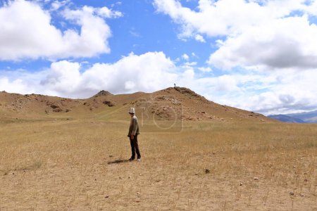 Foto de 27 de agosto de 2023 - Bokonbayevo, provincia de Issyk Kul, Kirguistán: Los cazadores de águila kirguisos muestran una cacería de águila - Imagen libre de derechos