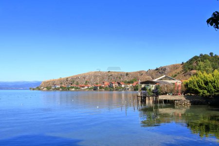 Beau paysage au bord du lac Ohrid (près du village de Lin) en Albanie