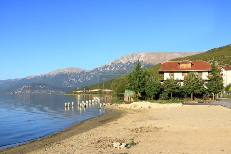 Beau paysage au bord du lac Ohrid (près de Pogradec) en Albanie