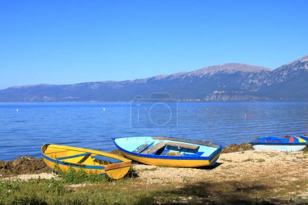 vue du lac d'Ohrid avec des bateaux de pêcheurs près de Pogradec en Albanie