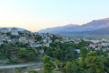 a Blick auf die Altstadt von Gjirokaster, Albanien