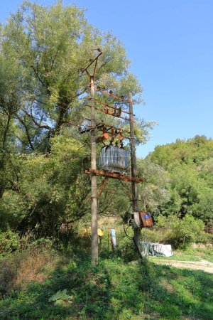 Stromkabel und Stromleitungen auf einem Strommast, Albanien