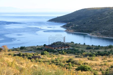 la base navale abandonnée avec un abri sous-marin près de Porto Palerme en Albanie