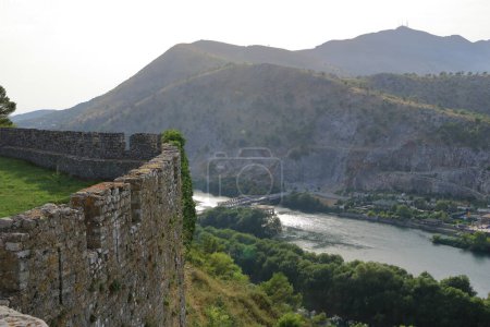 Blick auf ein Tal mit einer ländlichen Siedlung von der alten Steinmauer der Burg Rozafa in Shkoder in Albanien
