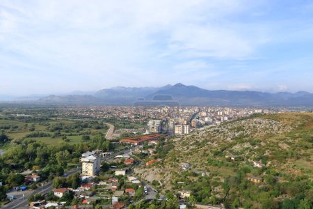 Foto de Vista de un valle con un asentamiento rural desde la antigua muralla de piedra del Castillo de Rozafa en Shkoder en Albania - Imagen libre de derechos