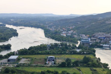 Foto de Vista de un valle con un asentamiento rural desde la antigua muralla de piedra del Castillo de Rozafa en Shkoder en Albania - Imagen libre de derechos