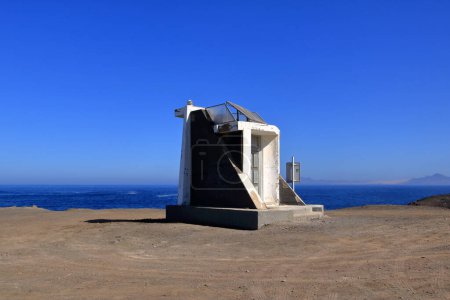der kleine Leuchtturm von Punta Pesebre ("Pesebre-Spitze"), dem westlichsten Ende Fuerteventuras auf den Kanarischen Inseln, Spanien, Jandia-Naturpark