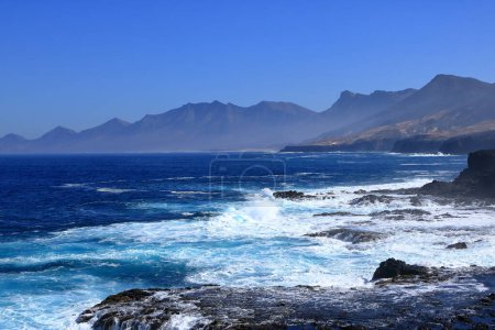 Playa de Cofete, Jandia, Fuerteventura, Kanarische Inseln in Spanien: Traumhafter Strand hinter dem stürmischen Atlantik, vulkanische Hügel im Hintergrund