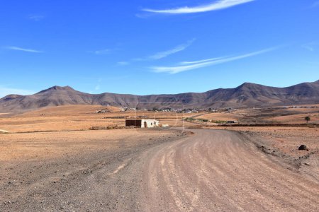 Foto de El Paisaje de los campos y las montañas cerca del Molino de viento Tefia, Fuerteventura, Islas Canarias, España - Imagen libre de derechos