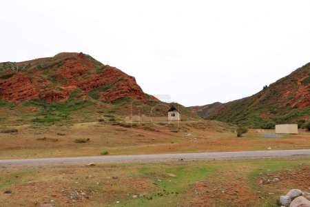 Formaciones rocosas inusuales de arenisca roja en el cañón Siete toros en Jeti-Oguz en Kirguistán