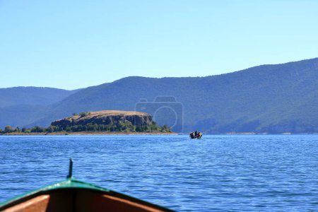Téléchargez les photos : 13 septembre 2023 - Lac Prespa en Albanie : Les touristes profitent d'une excursion en bateau avec des pêcheurs albanais - en image libre de droit