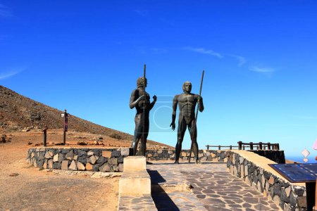 Foto de 20 noviembre 2023 - Betancuria, Fuerteventura en España: Estatuas de Guisa y Ayose, primeros reyes de Fuerteventura, estatuas de cuerpo entero, Islas Canarias - Imagen libre de derechos