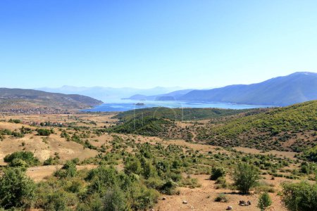 Téléchargez les photos : Albanie - Parc national de Prespa - Lac Prespa avec l'île de Maligrad - Grèce et Macédoine en arrière-plan - en image libre de droit