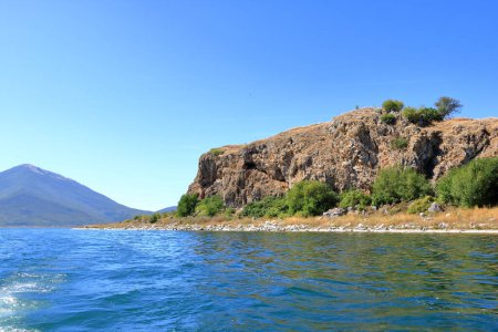 Téléchargez les photos : Vue sur l'île de Maligrad (albania) au lac prespa - en image libre de droit