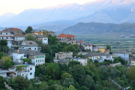 a Blick auf die Altstadt von Gjirokaster, Albanien