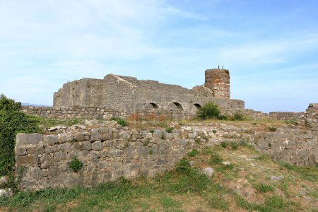 Las murallas del Castillo de Rozafa y su ciudadela en la ciudad costera del lago Shkoder en Albania