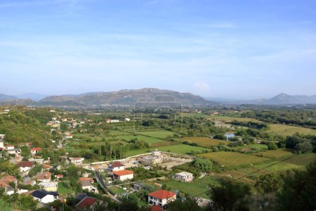 Vista de un valle con un asentamiento rural desde la antigua muralla de piedra del Castillo de Rozafa en Shkoder en Albania