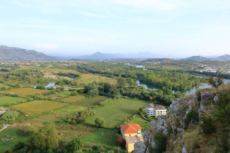 Blick auf ein Tal mit einer ländlichen Siedlung von der alten Steinmauer der Burg Rozafa in Shkoder in Albanien