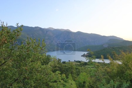el paisaje Hermoso del lago Koman en Albania cerca de Shkoder