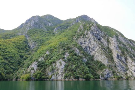 Vista del lago Koman en Albania