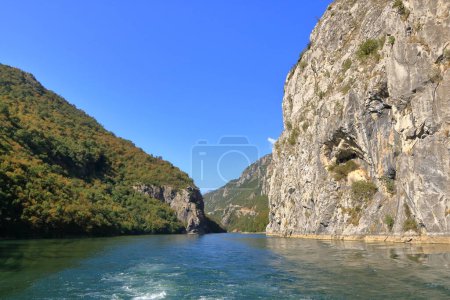 Blick auf den Koman-See in Albanien