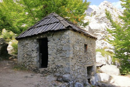 ein Haus und Brücke zur beliebten Touristenattraktion im Valbona-Tal, Albanien, ein altes Mühlenhaus von Mulliri i Vjeter