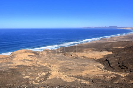 Playa de Cofete, Jandia, Fuerteventura, Kanarische Inseln in Spanien: Traumhafter Strand hinter dem stürmischen Atlantik, vulkanische Hügel im Hintergrund