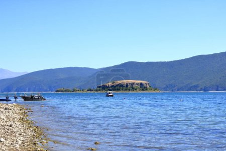 Téléchargez les photos : 13 septembre 2023 - Lac Prespa en Albanie : Les touristes profitent d'une excursion en bateau avec des pêcheurs albanais - en image libre de droit